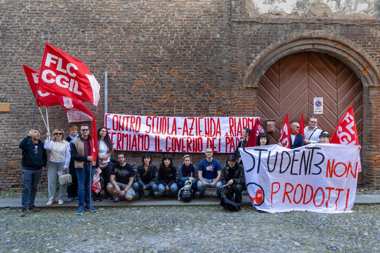 Sciopero della scuola, la protesta a Ferrara: «Blocchiamo la riforma dei tecnici»