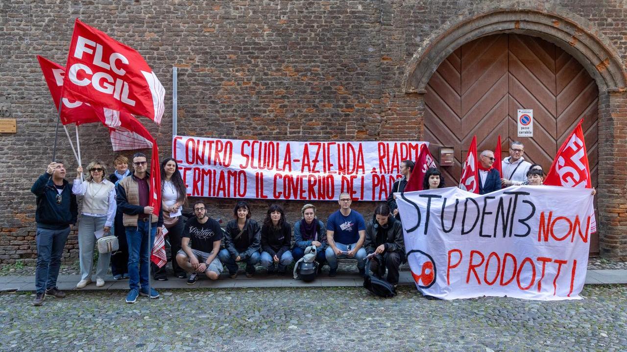 Sciopero della scuola, la protesta a Ferrara: «Blocchiamo la riforma dei tecnici»