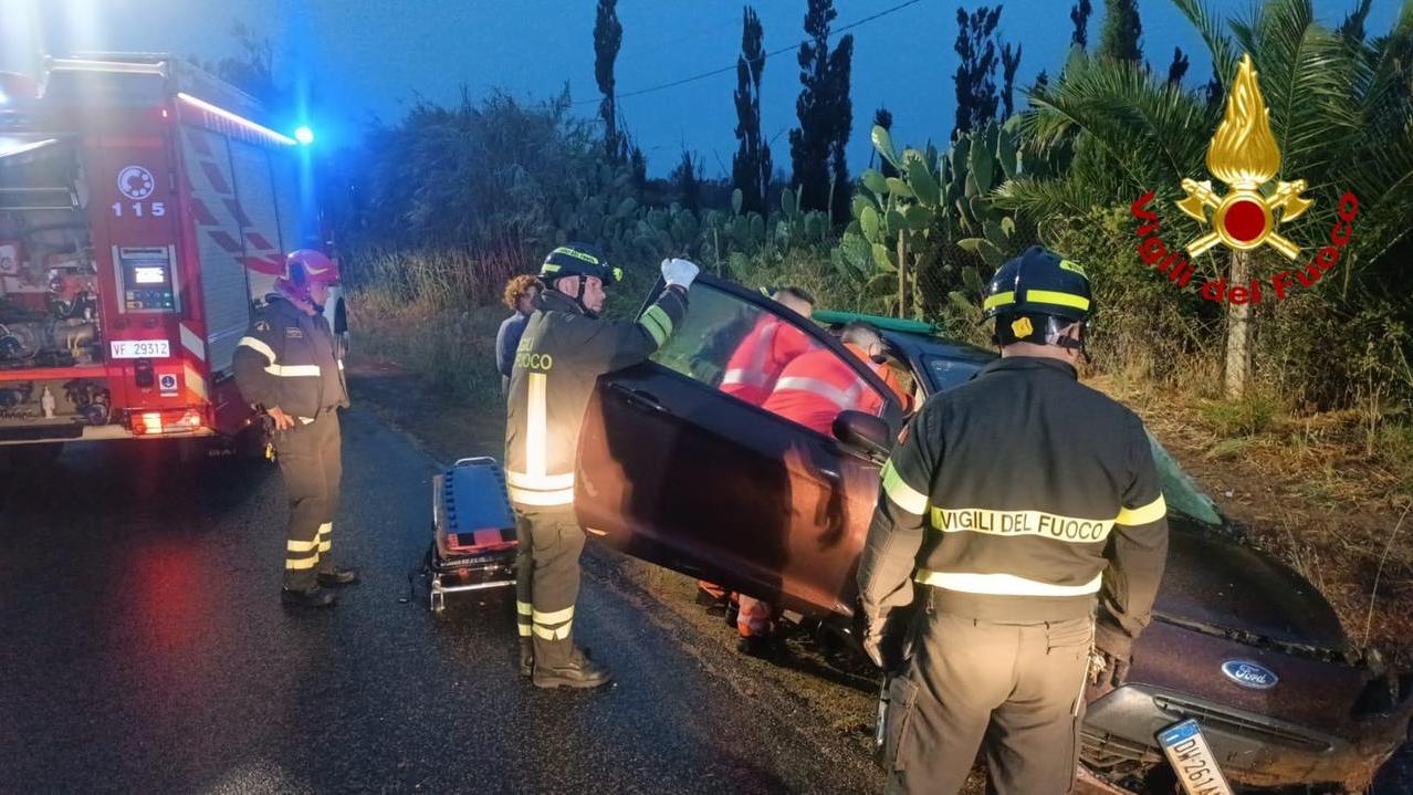 Alghero, auto esce fuori strada: il conducente estratto dall’abitacolo
