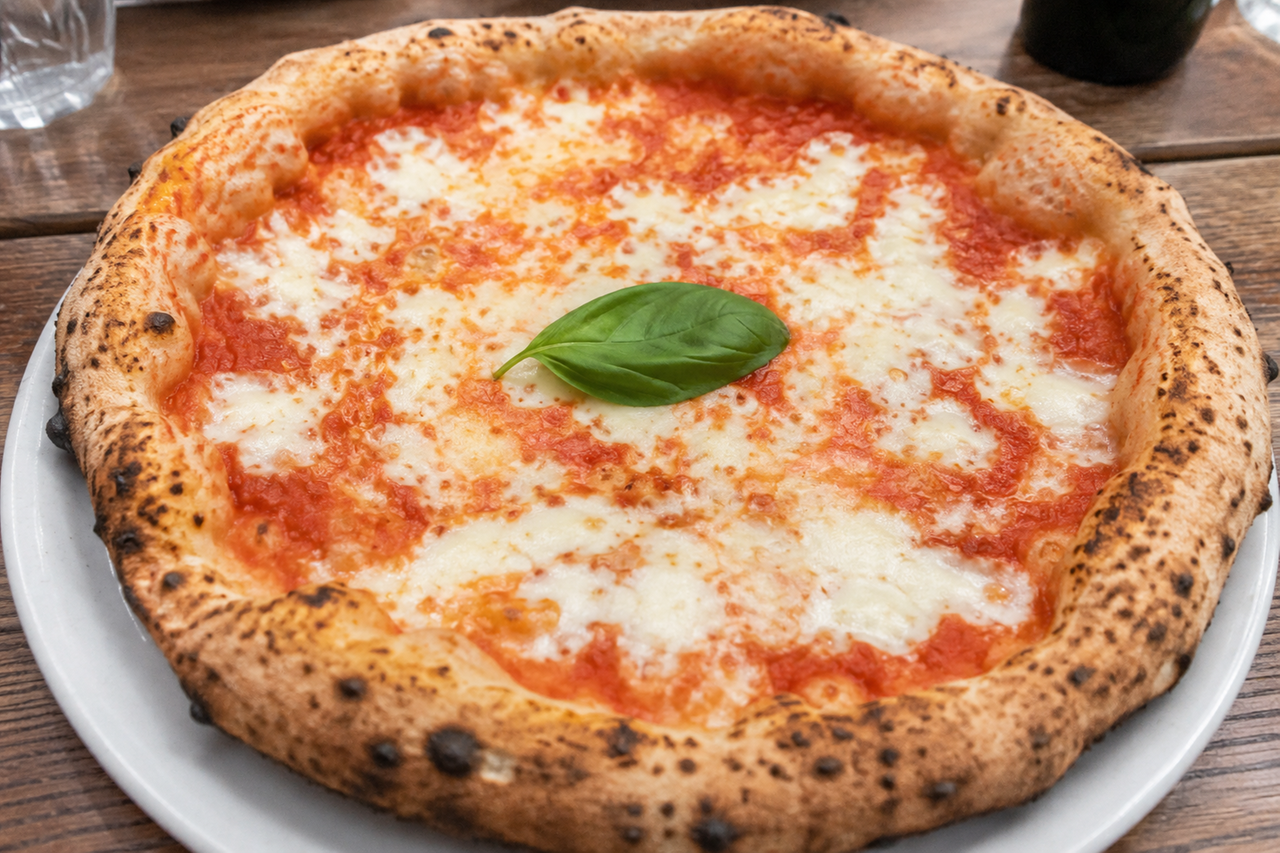 Un euro in più per il basilico sulla pizza Margherita: è polemica sullo scontrino