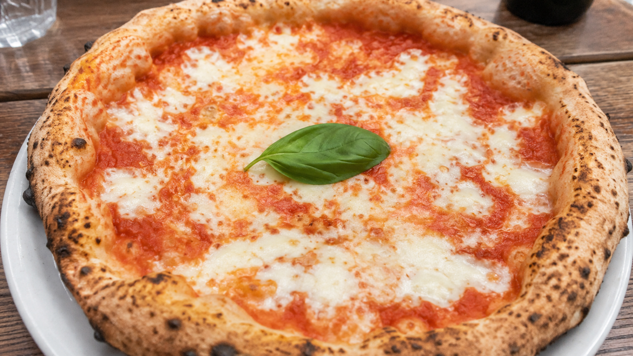 Un euro in più per il basilico sulla pizza Margherita: è polemica sullo scontrino