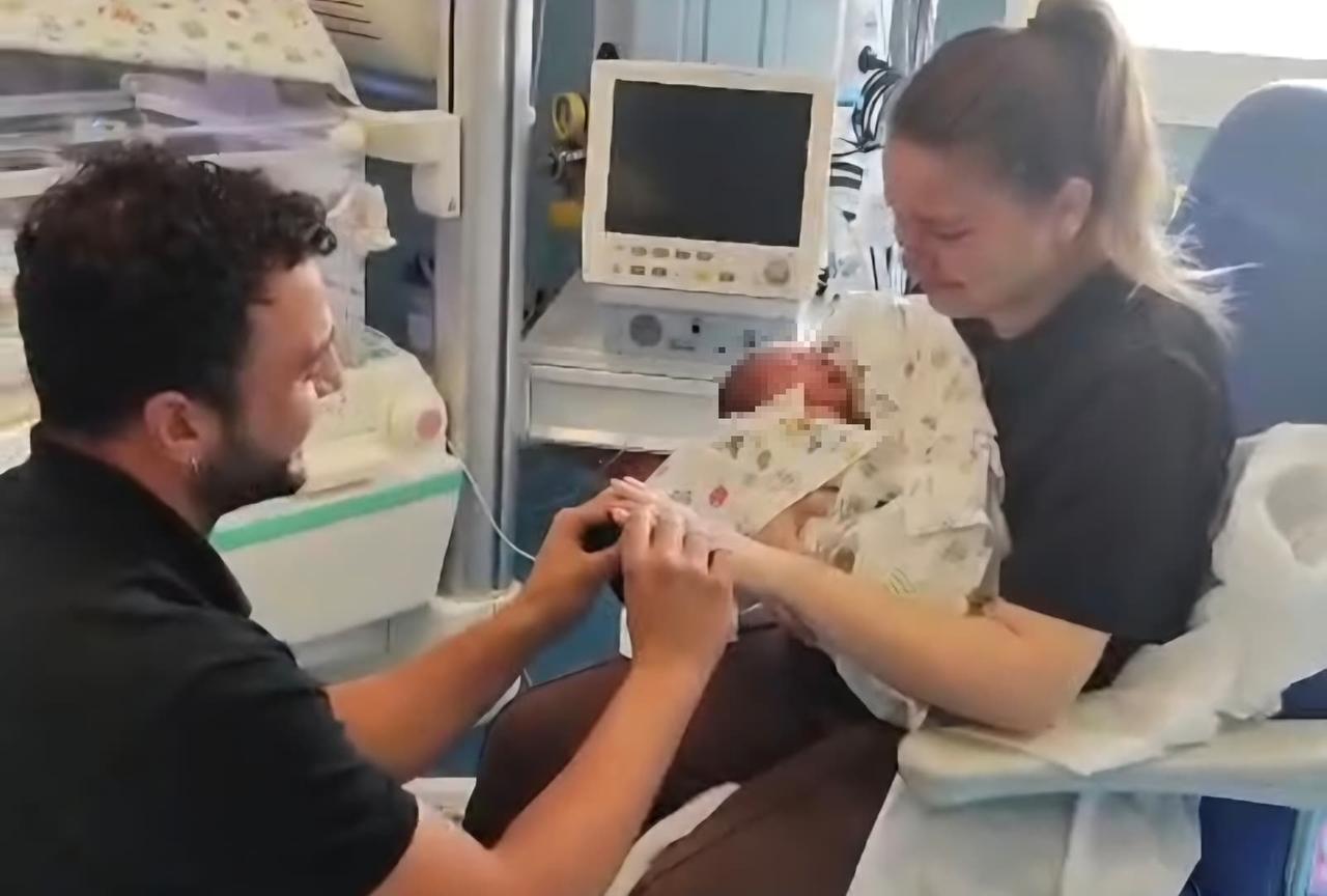 Emozioni in Terapia intensiva neonatale: papà Mirko chiede a Giorgia di sposarlo davanti al piccolo Filippo appena nato