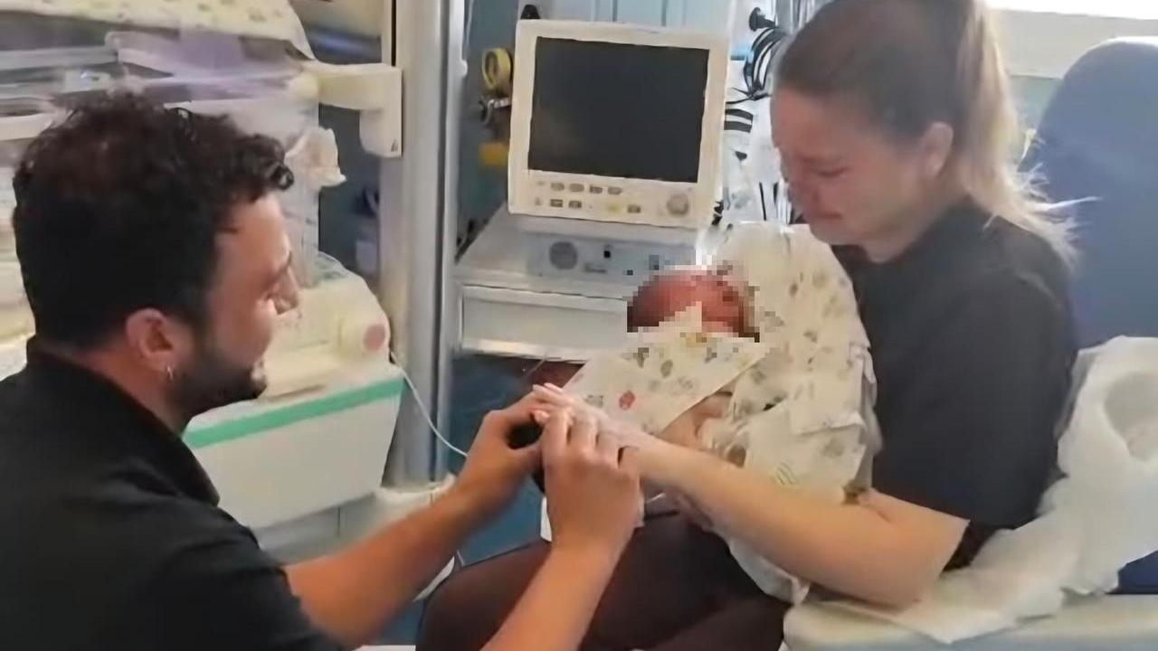 Emozioni in Terapia intensiva neonatale: papà Mirko chiede a Giorgia di sposarlo davanti al piccolo Filippo appena nato