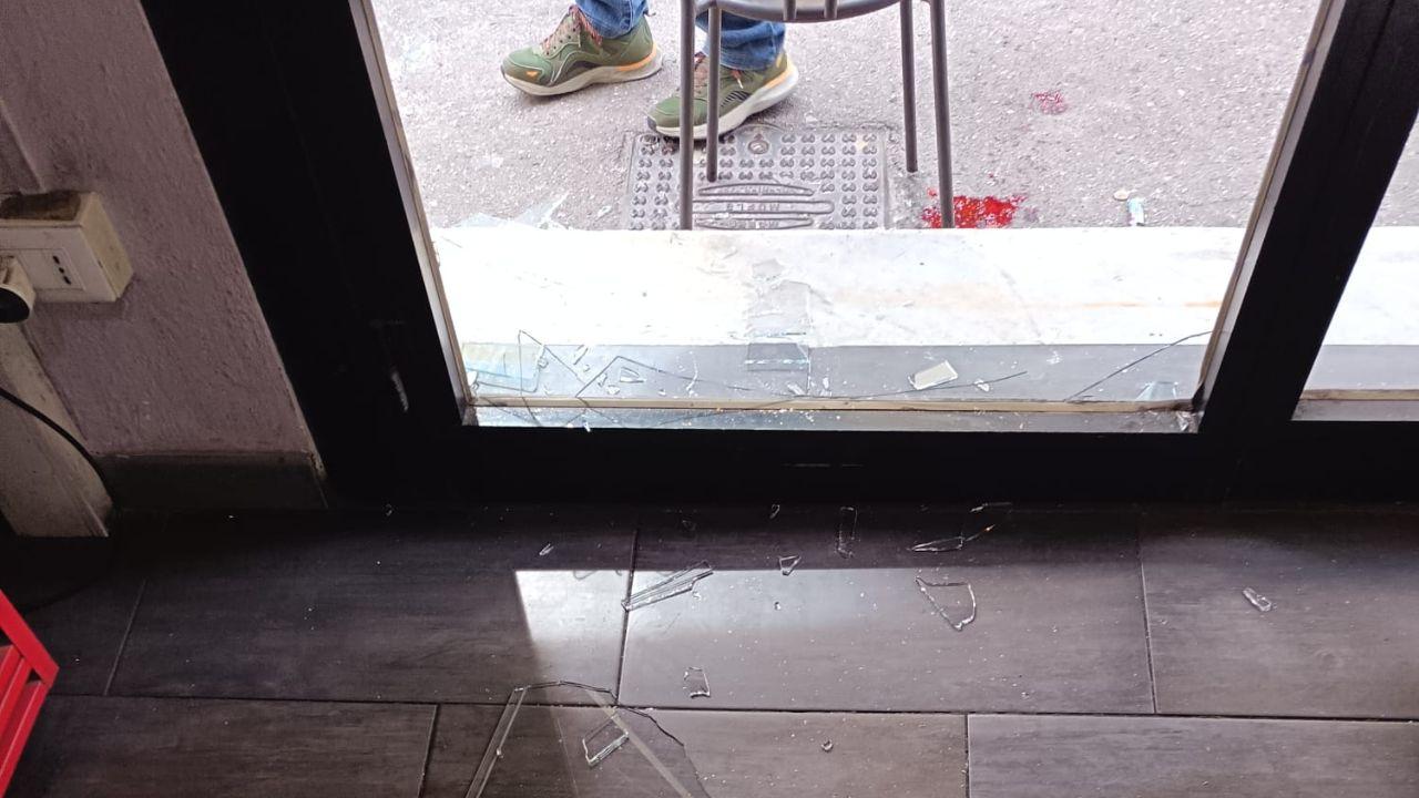 La porta del bar sfondata dopo il malore