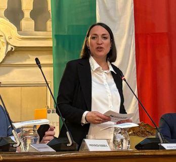 Consigliera non c’è al voto per la Gatta-Pianello, FdI l’attacca. Ma lei: «Sono al nono mese di gravidanza»