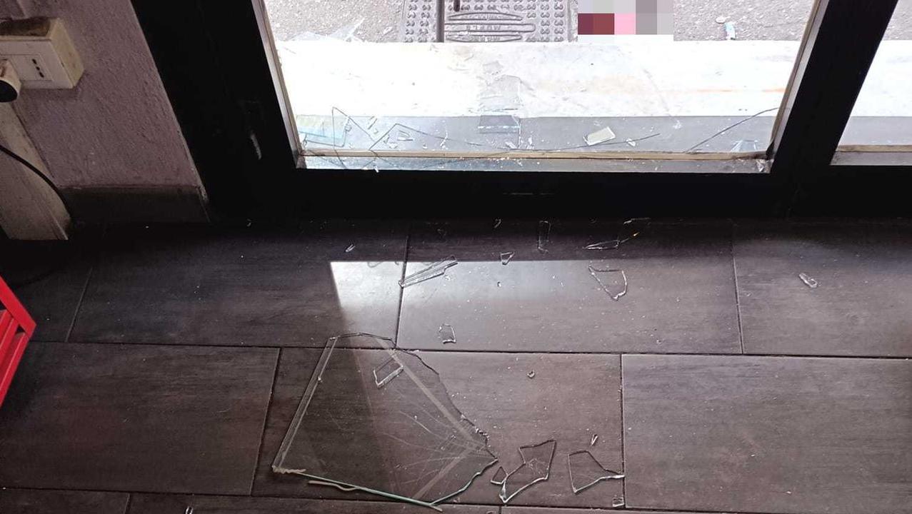 Livorno, si sente male al bar e cade nella vetrata: gravissimo un 42enne