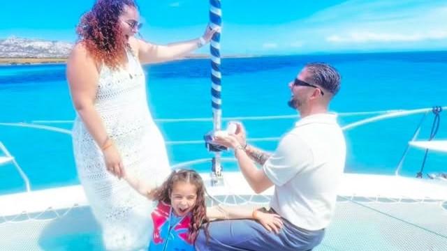 «Mi vuoi sposare?»: la proposta di nozze nelle acque davanti alla spiaggia della Pelosa – VIDEO