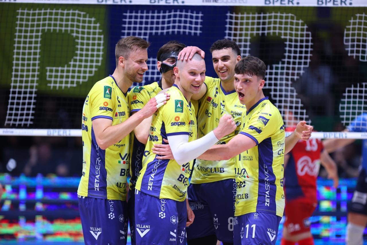 
	Il martello bielorusso Vlad Davyskiba esulta con la squadra (Foto: Modena Volley)

