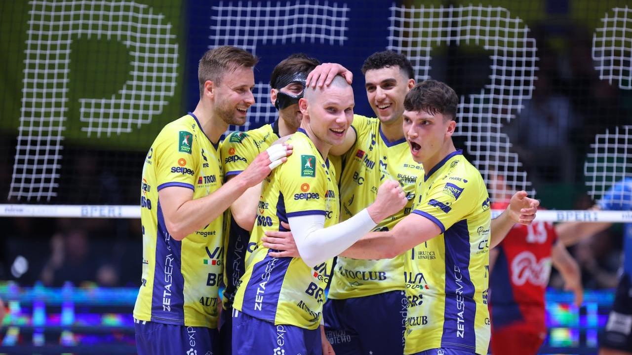 Il martello bielorusso Vlad Davyskiba esulta con la squadra (Foto: Modena Volley)