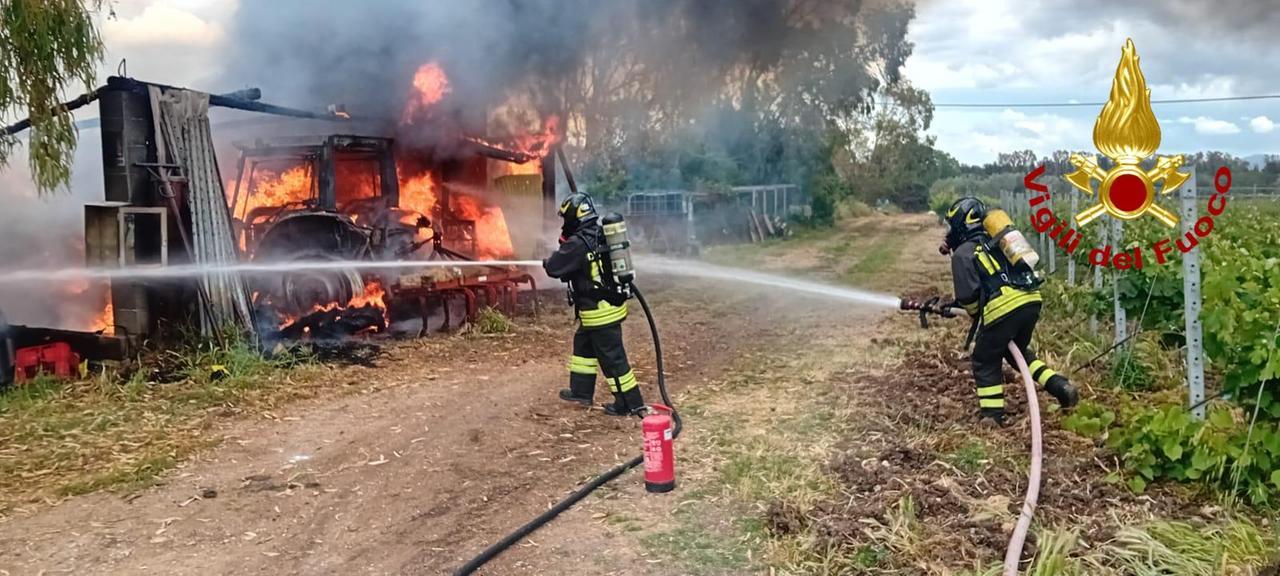 Incendio in un’azienda agricola ad Alghero, distrutti mezzi e attrezzature
