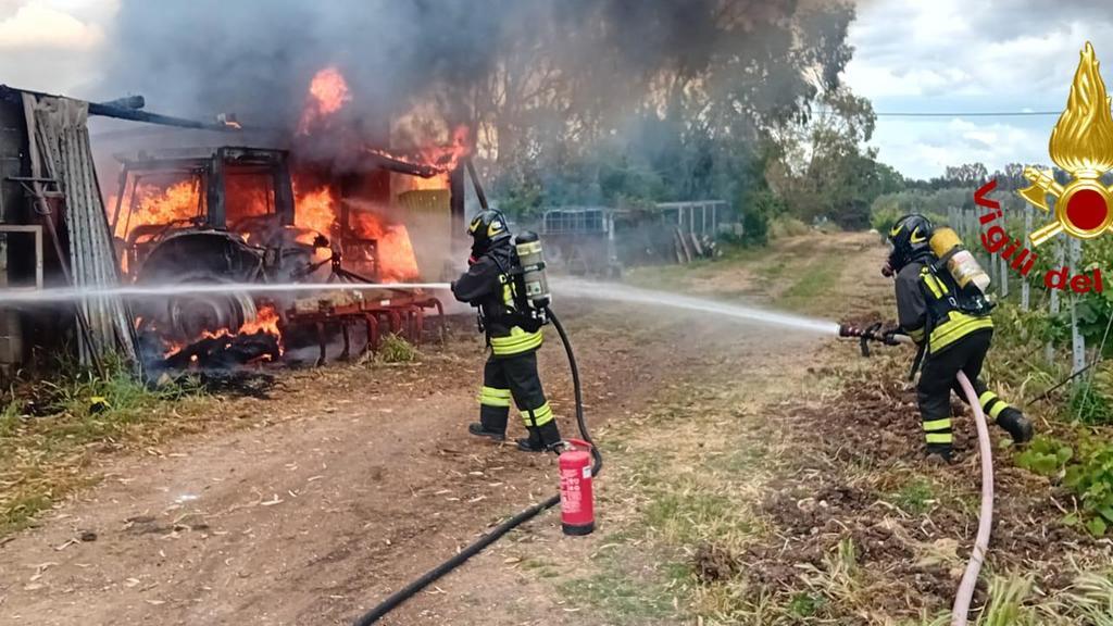 Incendio in un’azienda agricola ad Alghero, distrutti mezzi e attrezzature