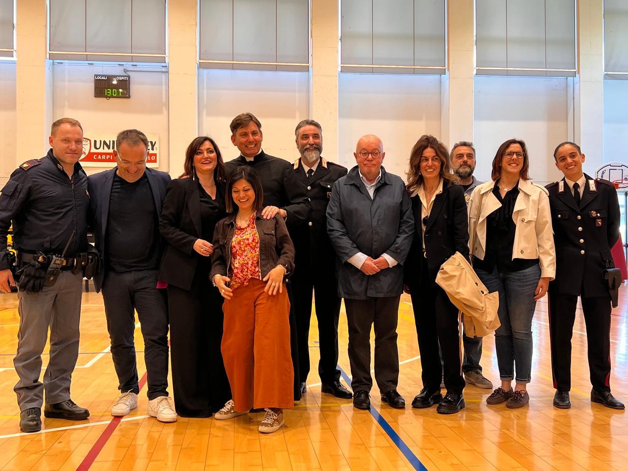 Il prete di strada parla ai giovani studenti di Carpi: «La droga è inganno, scegliete la vita»