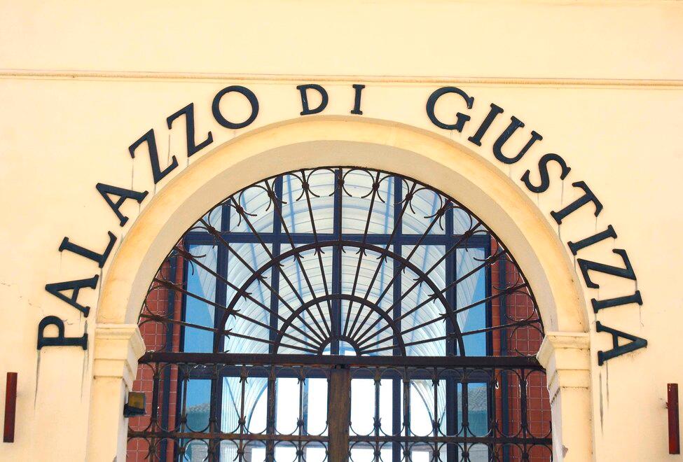 Avvocati aggrediti in strada a Ferrara: spunta una testimone a sorpresa