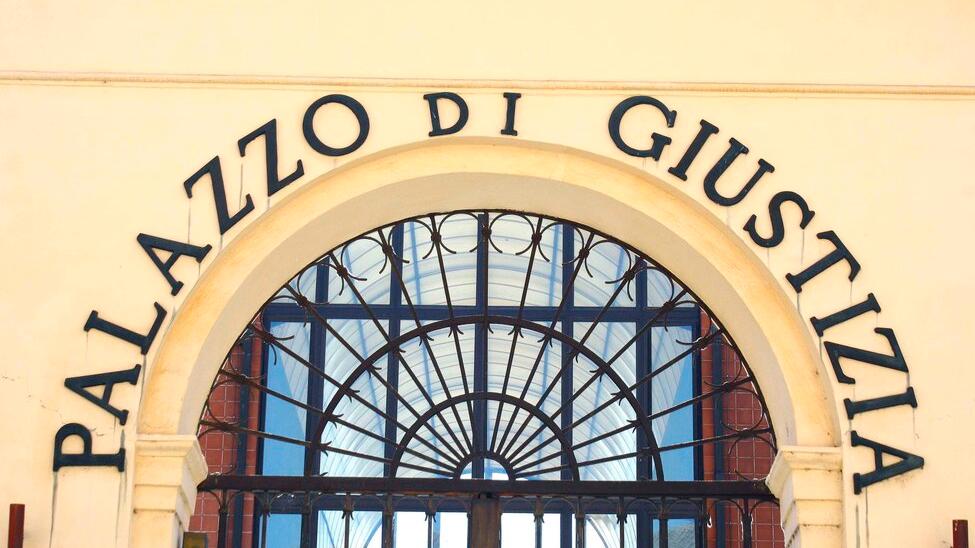 Avvocati aggrediti in strada a Ferrara: spunta una testimone a sorpresa