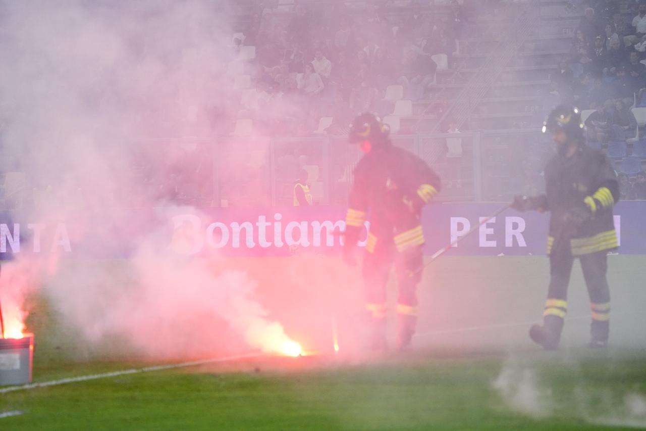 La Reggiana è in Serie C: fischi e fumogeni in campo. Lo striscione: «Un euro è quello che valete»