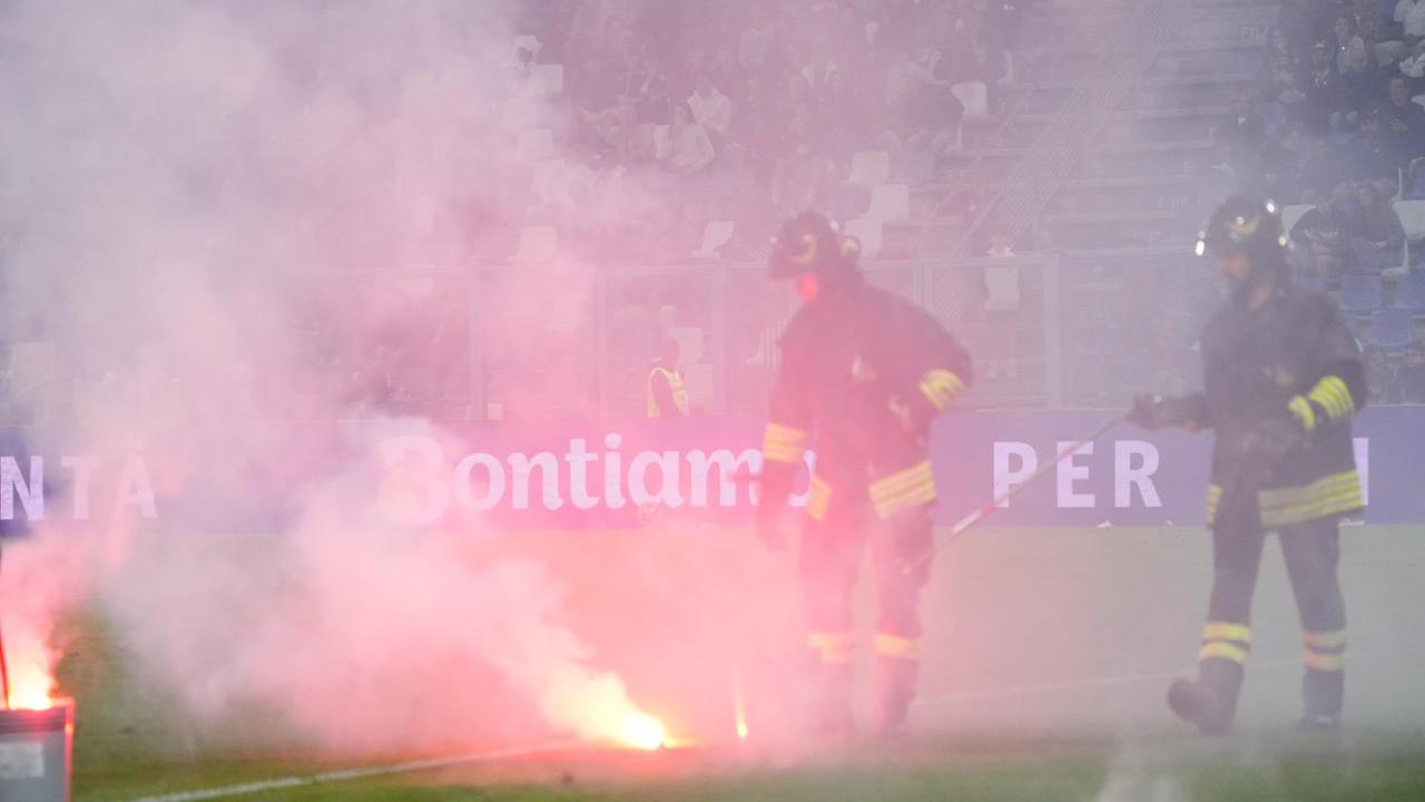 La Reggiana è in Serie C: fischi e fumogeni in campo. Lo striscione: «Un euro è quello che valete»