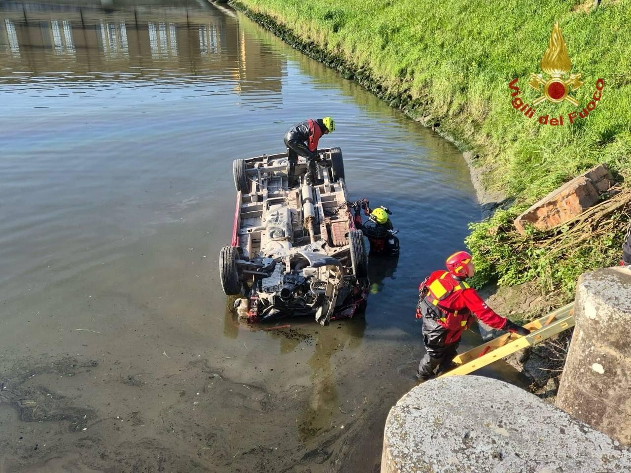 Minivan con 8 persone a bordo finisce in un canale: 3 morti