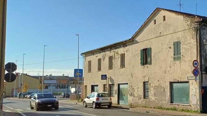 L'immissione da via Sabatini quando era ancora in piedi l'ex Bertini