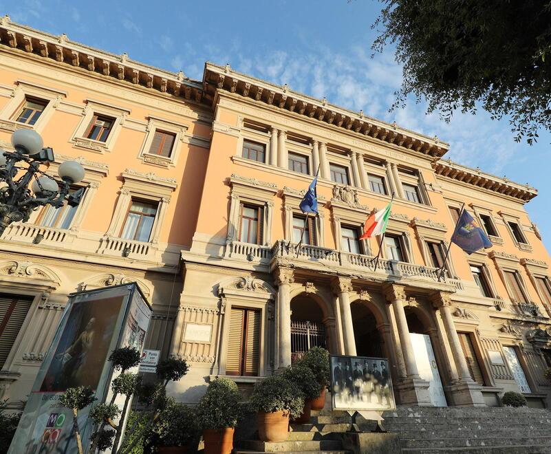 Montecatini, il municipio illuminato di viola contro la fibromialgia