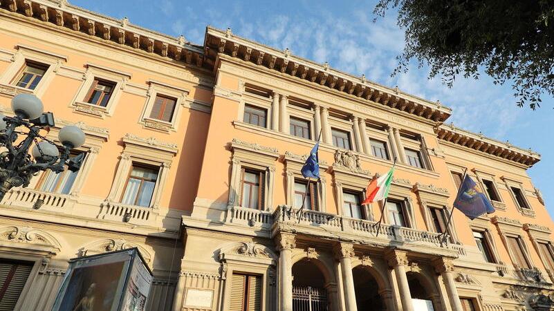 Montecatini, il municipio illuminato di viola contro la fibromialgia