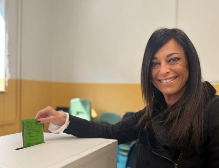 Assessora si schianta in auto col sindaco: positiva all’alcol test, si dimette dalla Giunta – Che cosa sappiamo