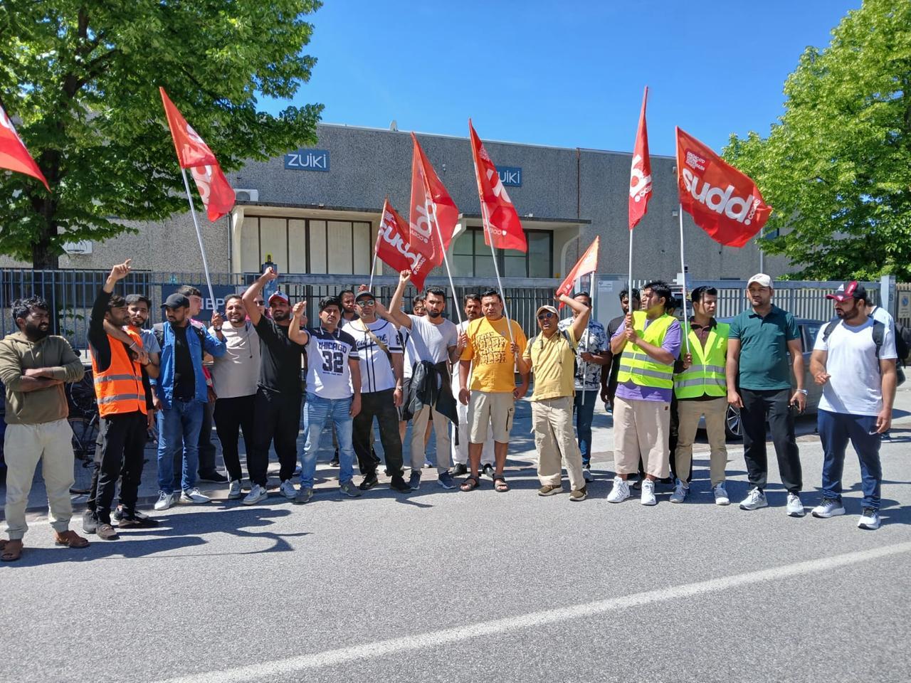 
	La protesta davanti al magazzino della Zuiki in via Nora Marconi

