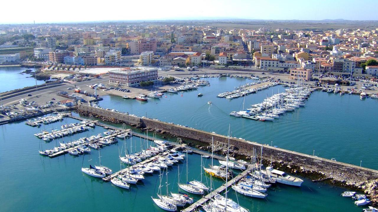 Una veduta del porto, banchine moli