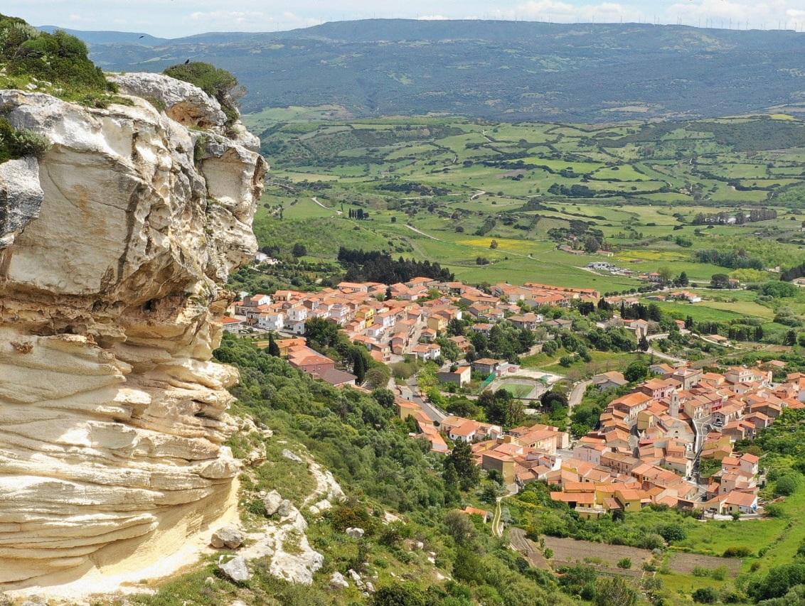 Un panorama di Laerru dai monti circostanti
