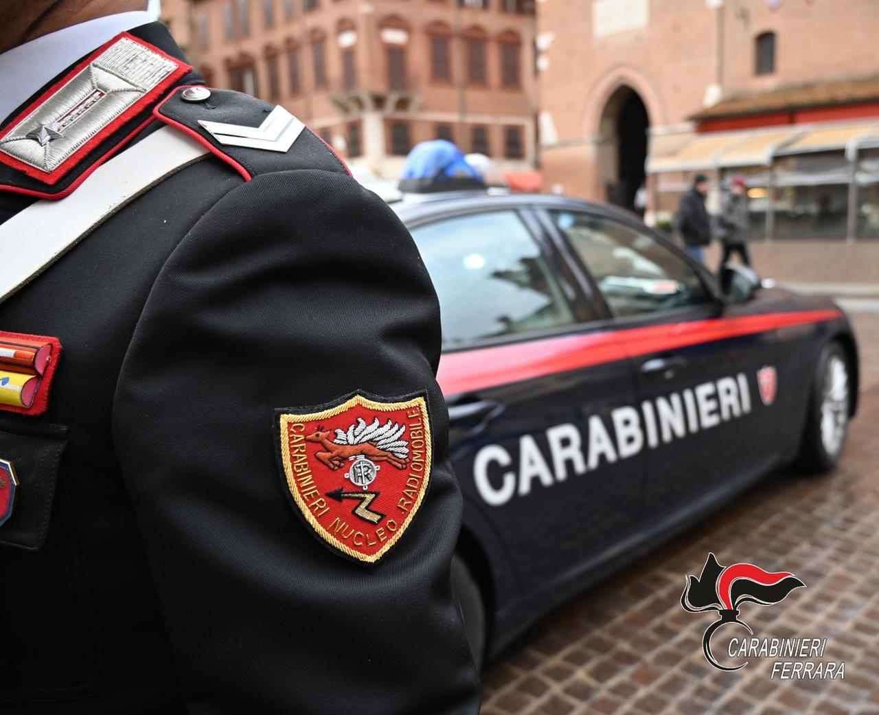 Ferrara, morde un carabiniere e ne prende a calci un altro: arrestata 28enne