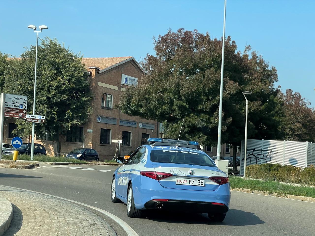 Sorpreso con la droga, fugge e picchia due poliziotti: «Pensavo fosse una banda di rivali»