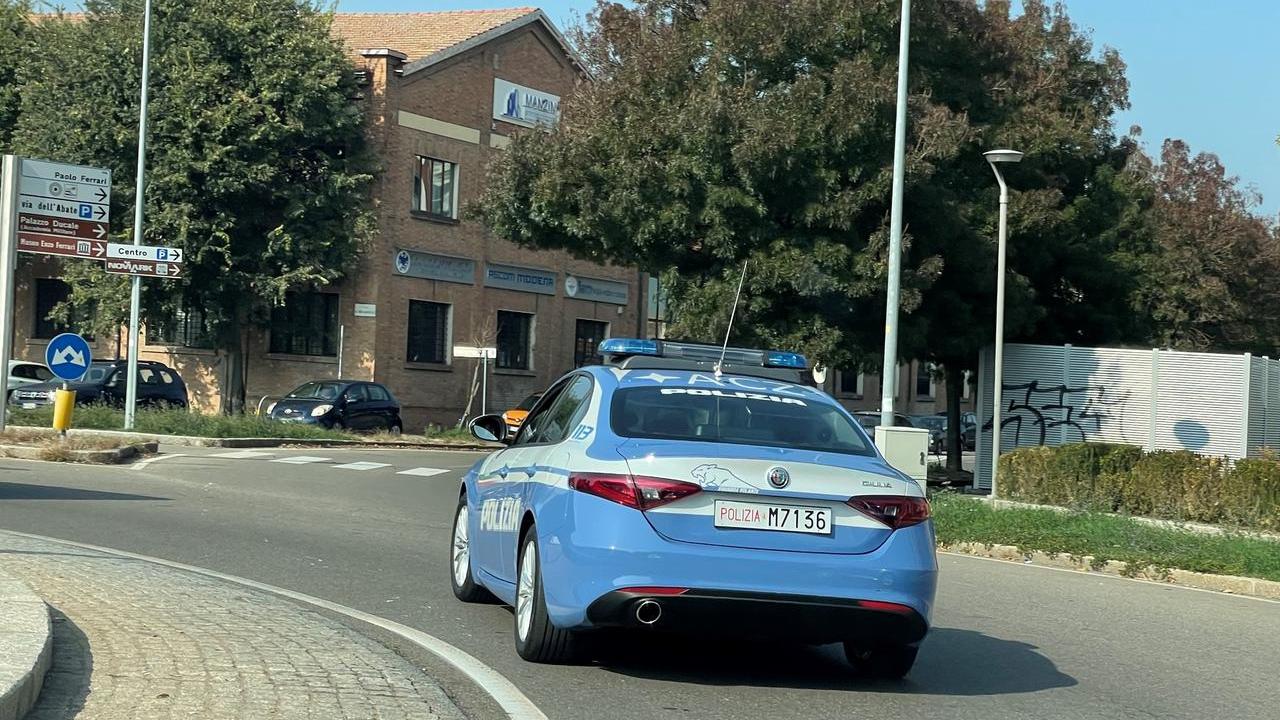 La polizia ha bloccato il 40enne non senza fatica