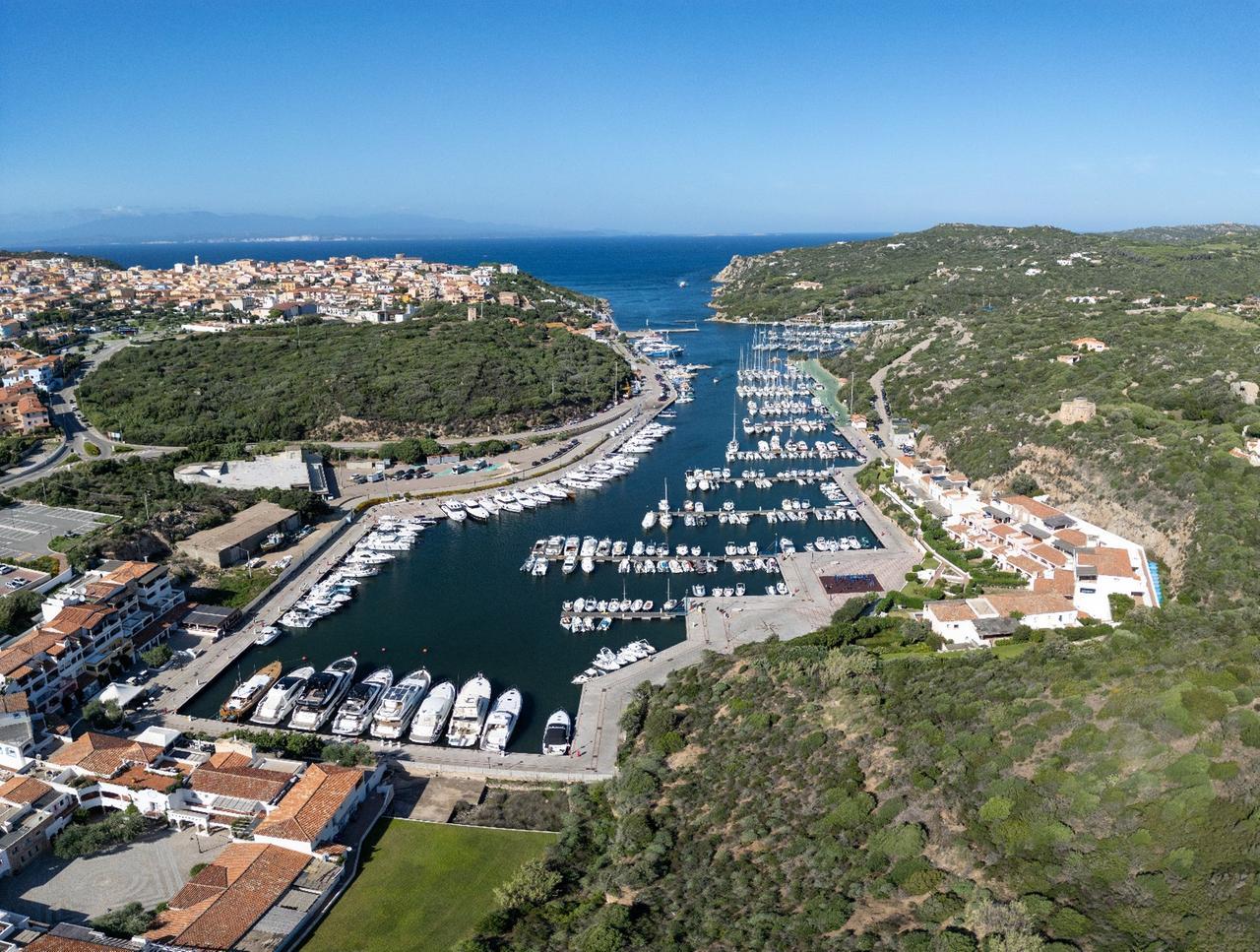 Una veduta aerea del porto di Santa Teresa Gallura