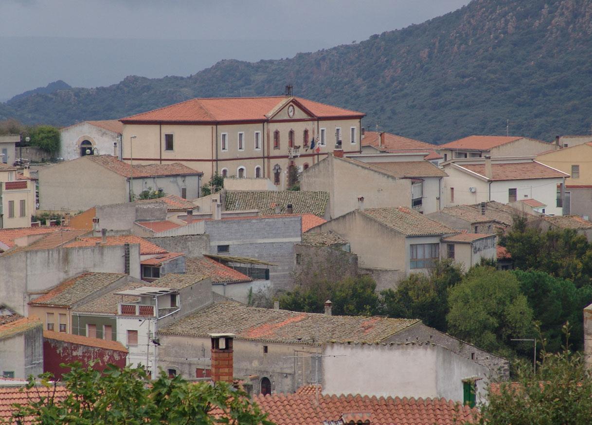 panorama con, sullo sfondo, il palazzo del Comune