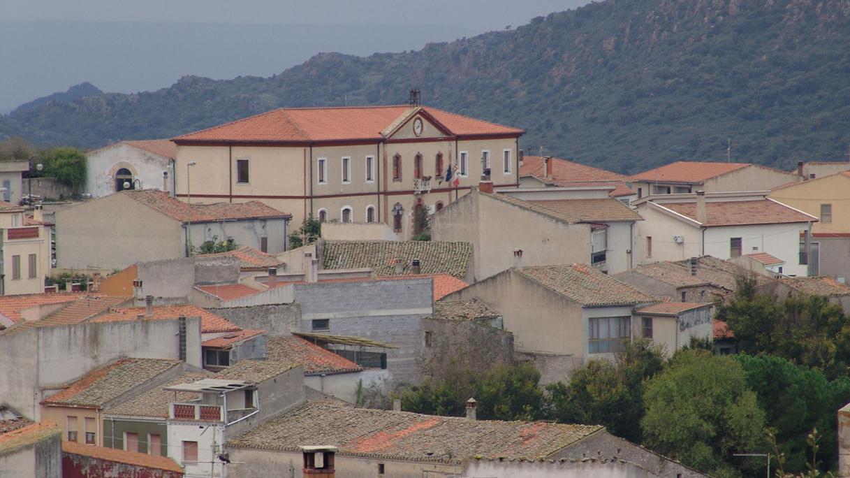 panorama con, sullo sfondo, il palazzo del Comune