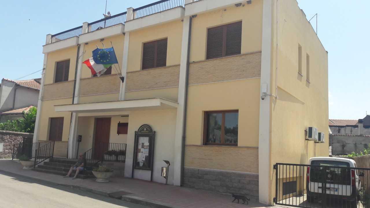 Il municipio di Romana, piccolo centro del Sassarese che conta circa 500 residenti

