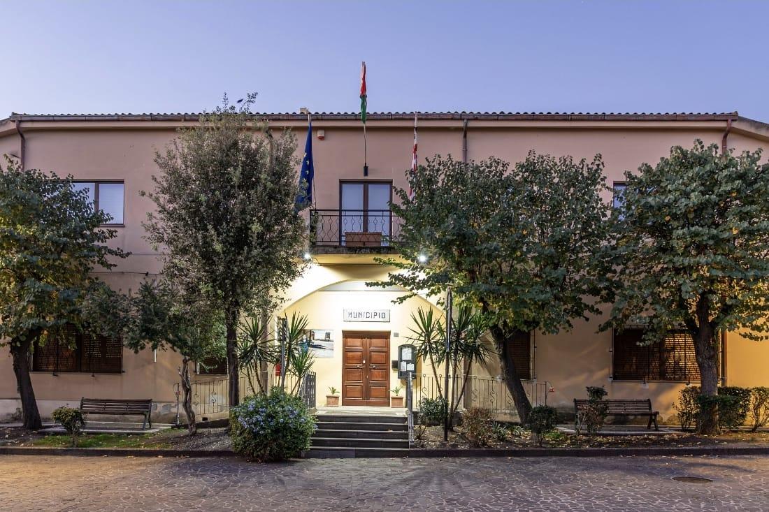 Noragugume la sede del municipio in Piazza IV Novembre