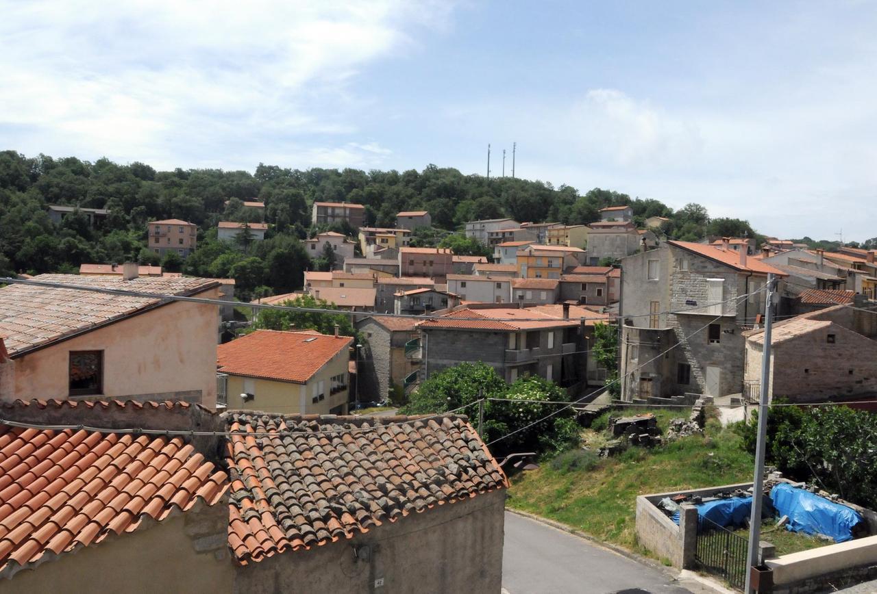 Una veduta panoramica del centro storico di Ollolai