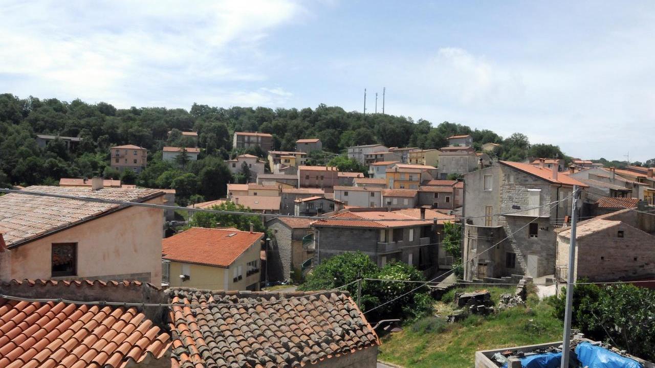 Una veduta panoramica del centro storico di Ollolai