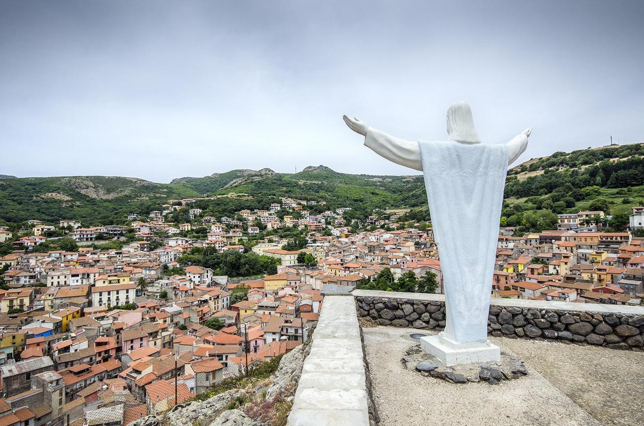 Santu Lussurgiu il Cristo Sacro Cuore dell'artista Edgardo Mugnoz