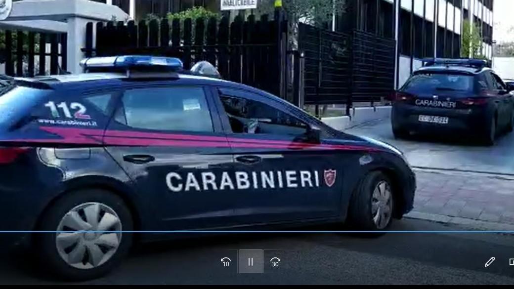 Morde un carabiniere, poi tira calci allo stomaco a un altro: la notte folle di una 28enne