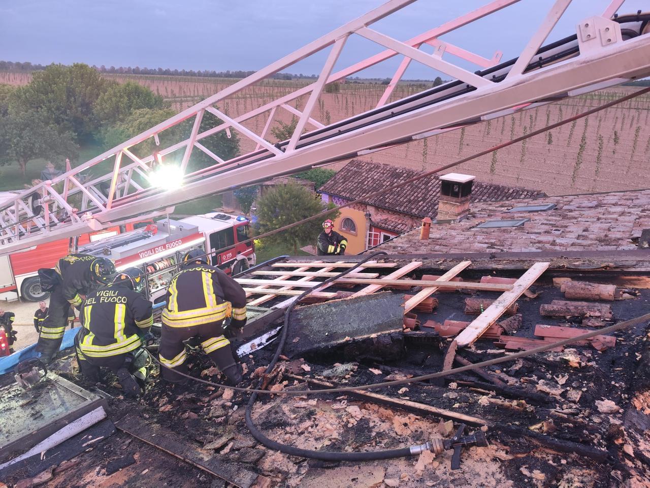 Incendio nella notte a Sermide: tetto distrutto dalle fiamme