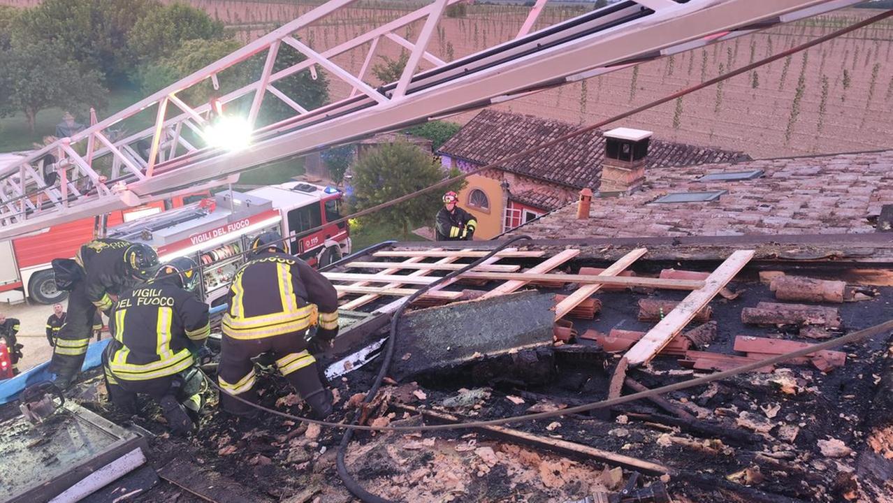 Incendio nella notte a Sermide: tetto distrutto dalle fiamme