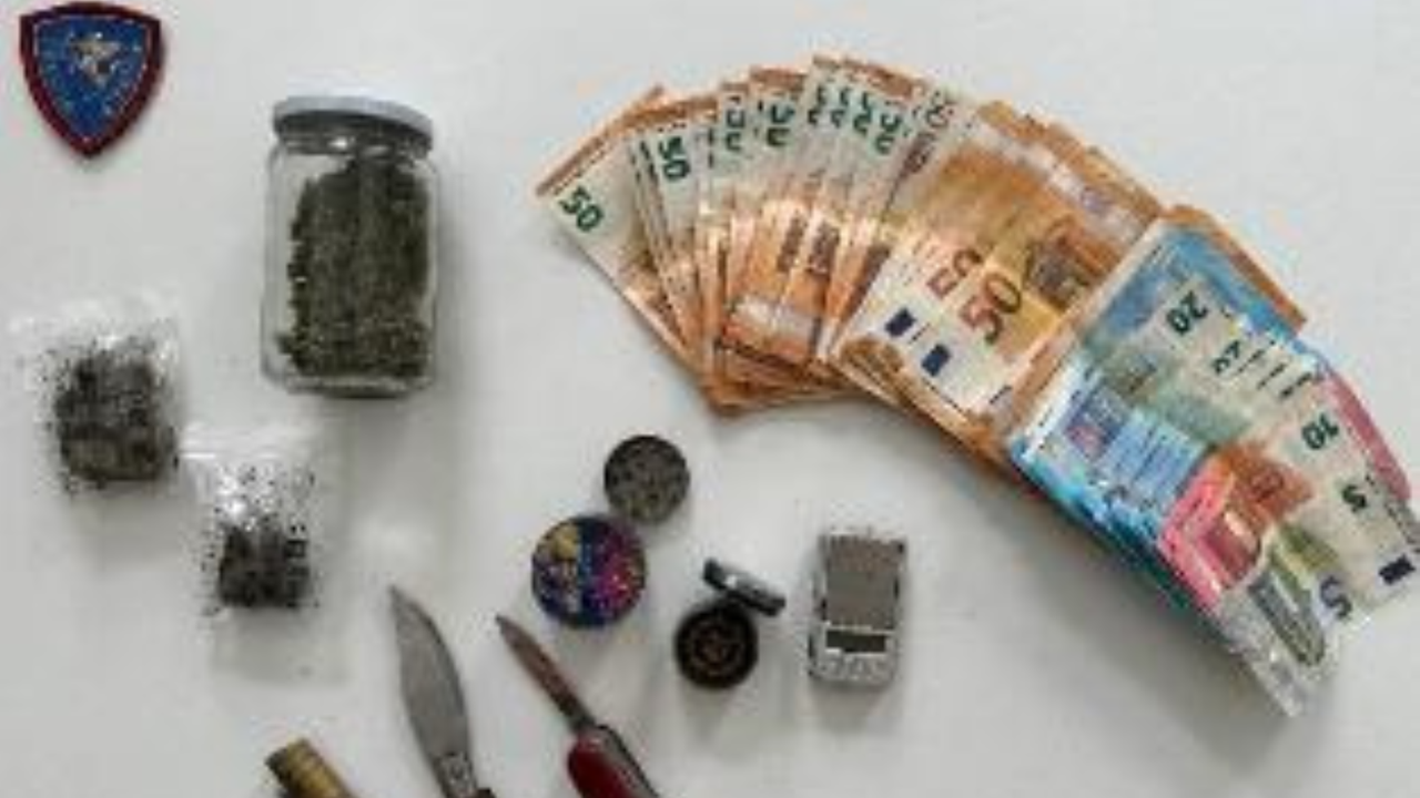 Fermato durante un controllo della Polizia: in auto droga e contanti