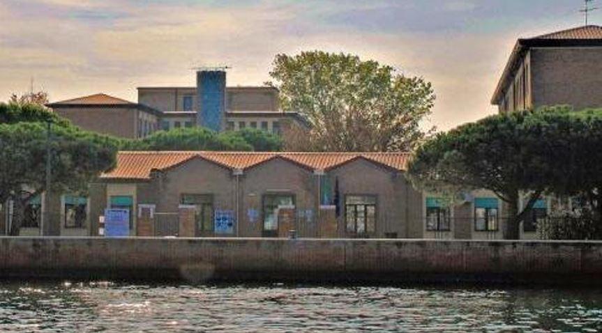 Lido Estensi, bomba carta nel cortile della scuola: cos’è successo