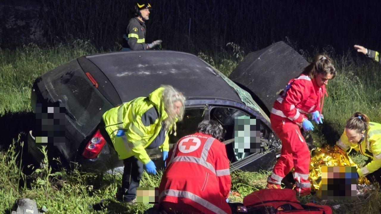 Follonica, schianto con l’auto fuori strada. Due feriti, uno è gravissimo