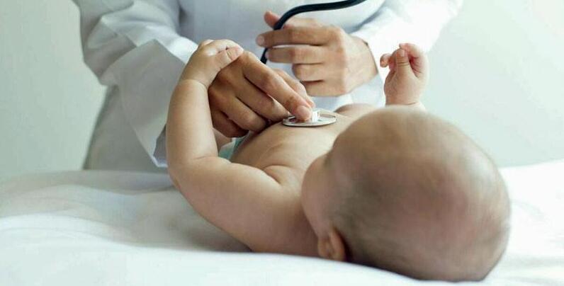 
	Un neonato durante una visita (foto d'archivio)

