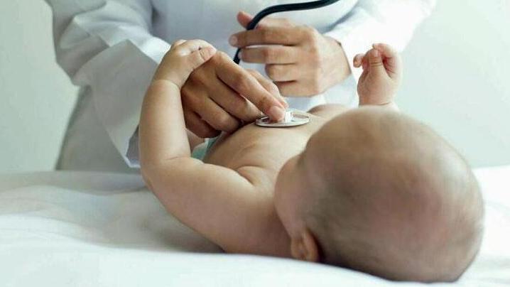 Un neonato durante una visita (foto d'archivio)