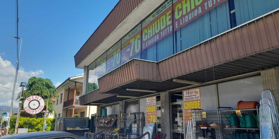 
	I cartelloni che indicano la liquidazione e la chiusura del Dini Shopping di Ponte Buggianese

