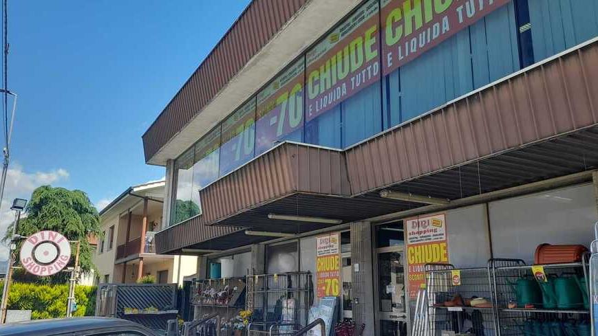 I cartelloni che indicano la liquidazione e la chiusura del Dini Shopping di Ponte Buggianese