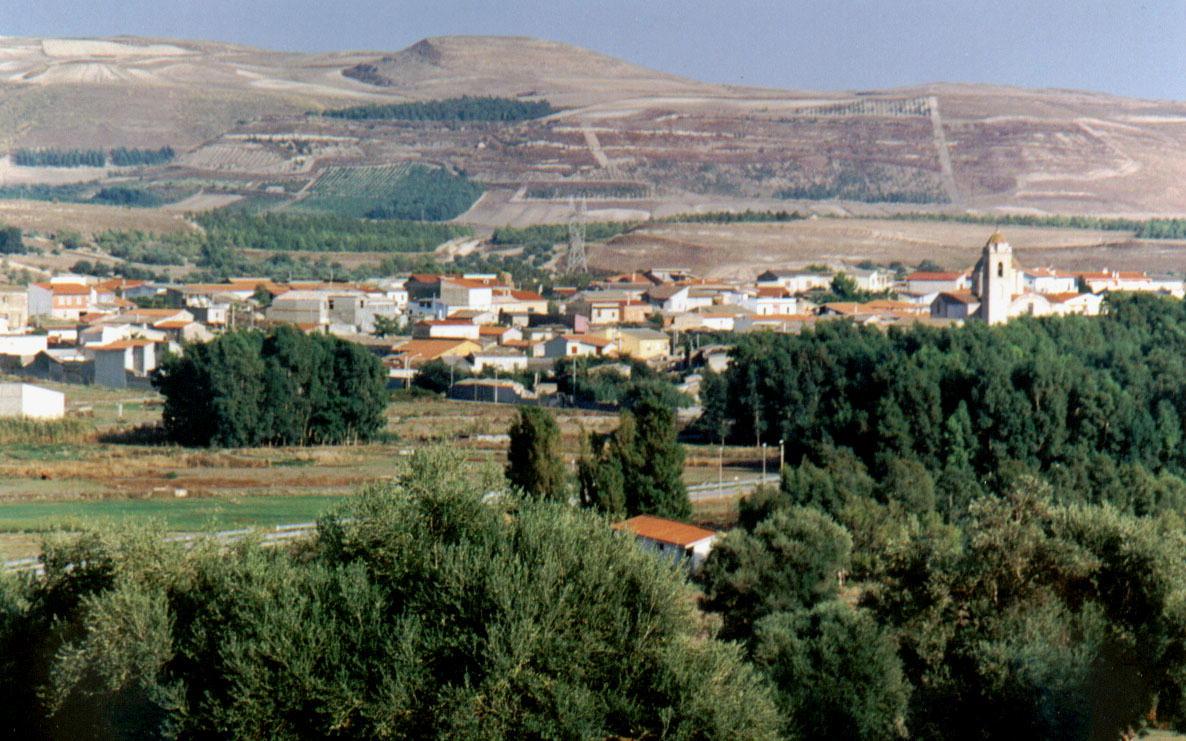 ussaramanna panorama Riunione straordinaria del Consiglio davanti a una chiesa campestre